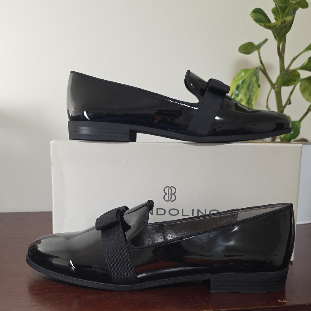 NWOT Bandolino Glossy Black Flats with Bow Detail